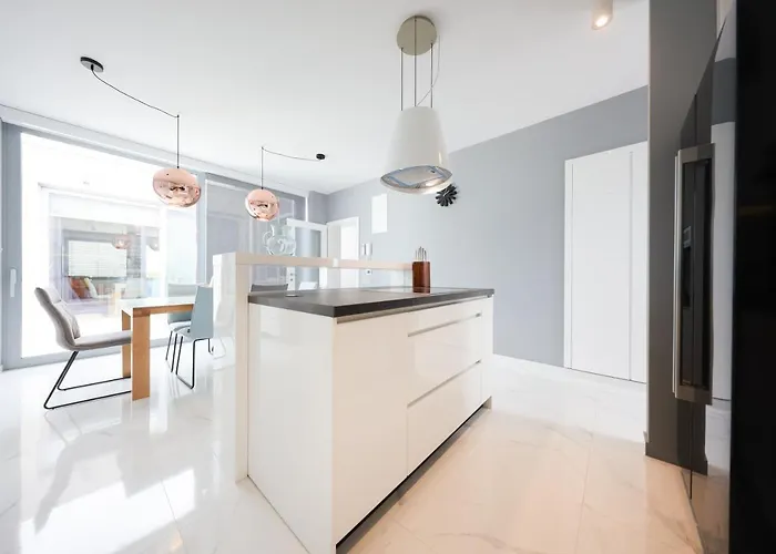 Caisa - Amber 20m From The Sea